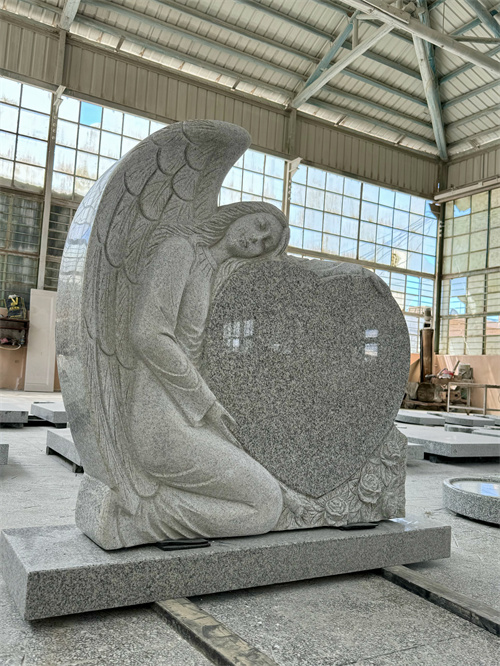 Seoladh na Tombstones Love agus The Cross Tombstones chuig an Rómáin