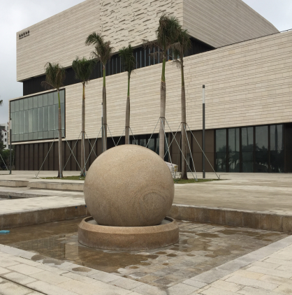 Cruthaíonn Dealbhóireacht Cloch Xingyan an liathróid Feng Shui is mó i mórthír na Síne i Zhuhai