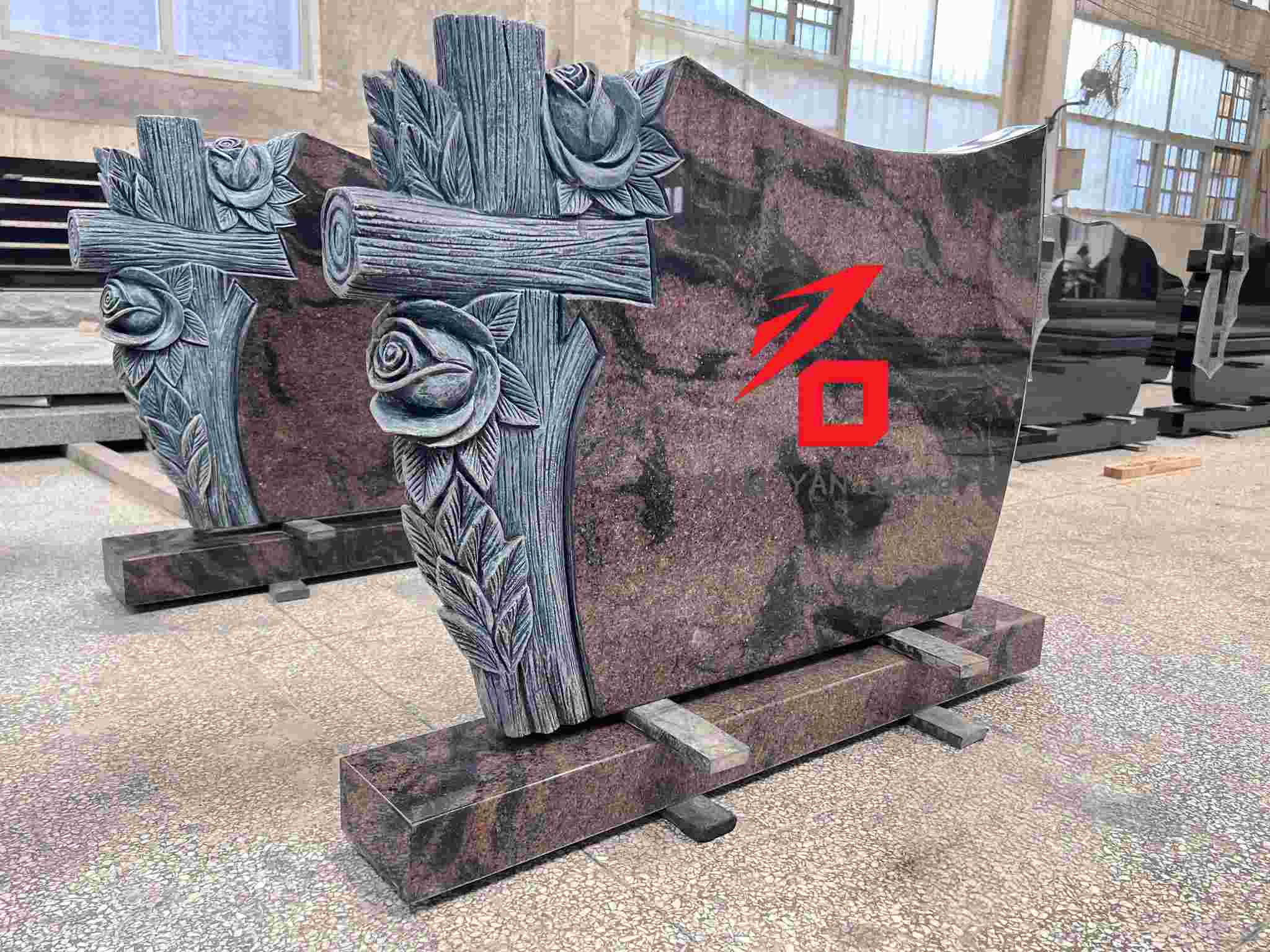 Leac uaighe Cuimhneacháin Rós agus Patrún Croise