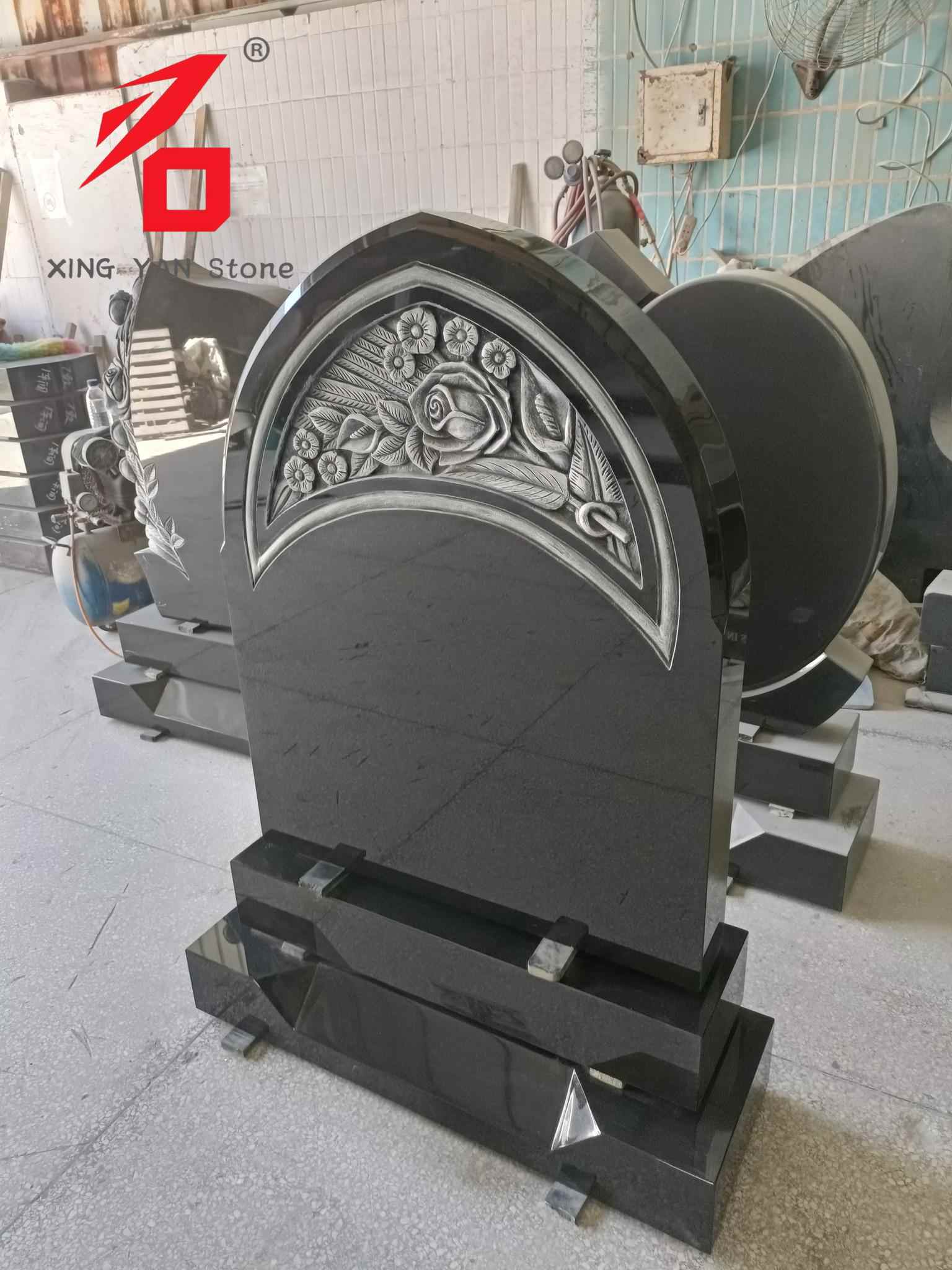 Leac uaighe Rós-snoite, Leac Thuama Duibhe droimneach